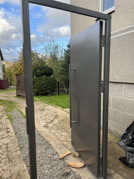 Двері в під'їзд в гараж в підвал