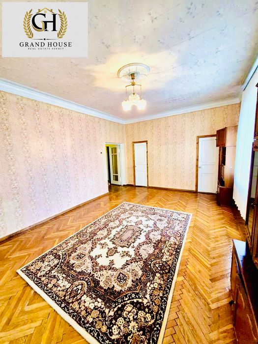 Продам елітну трикімнатну квартиру в центрі міста - 100 м².