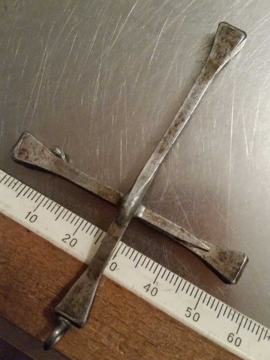 Крестик из подковных гвоздей