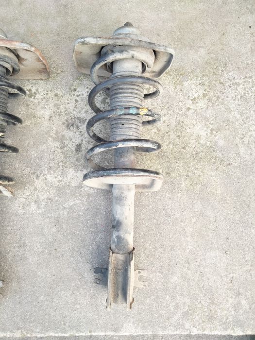 Продам передні стійки Пежо Експерт під реставрацію