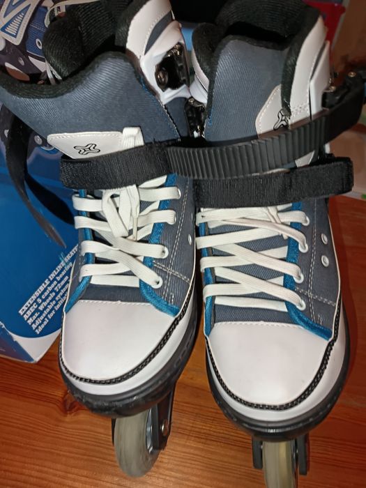 Patins em linha azul