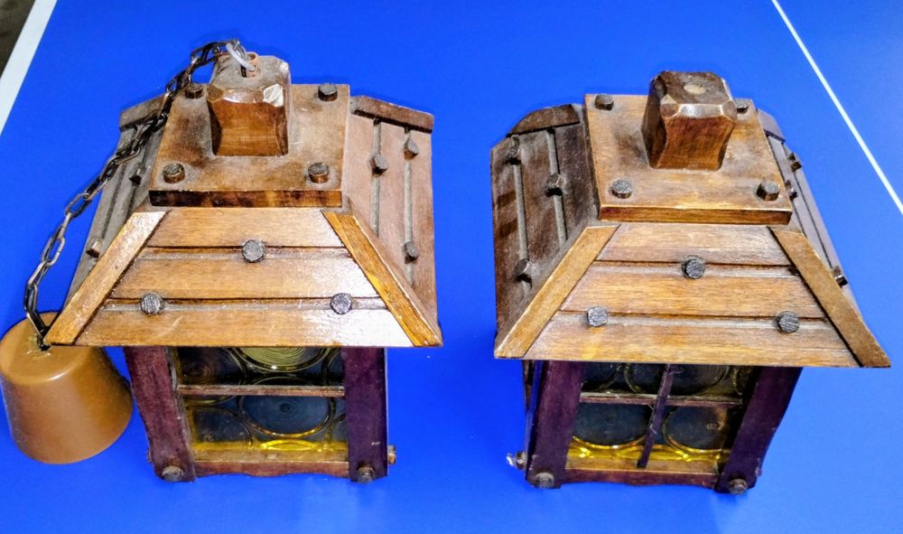 Candeeiros antigos em madeira