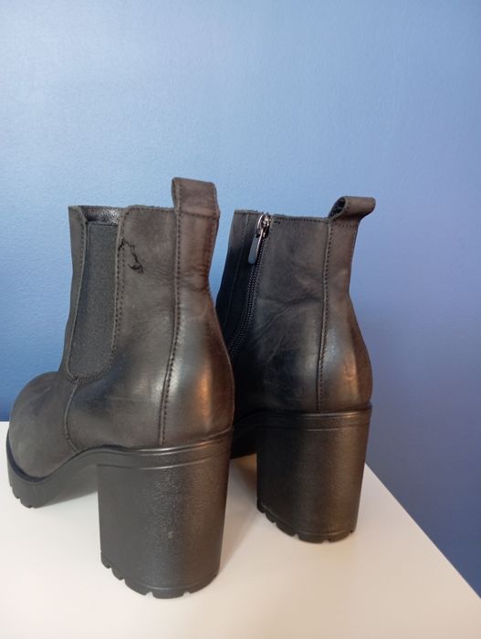 Czarne buty zimowe na obcasie