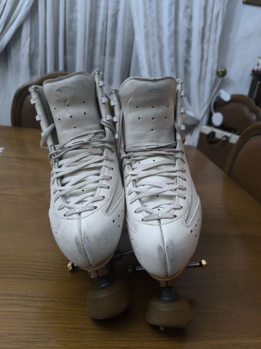Patins de patinagem artística