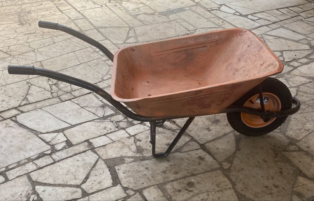 Carrinho de mão em bom estado