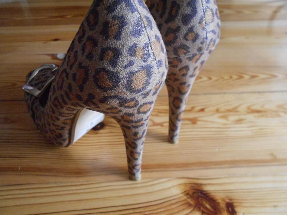 Szpilki w panterkę 36