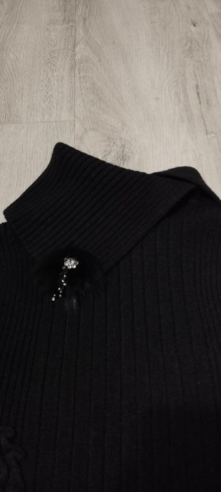 Elegancki dopasowany sweter falbanki  golf kołnierz broszka prążki