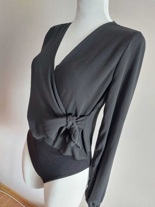 body boohoo czarne dlugi rekaw mgielka na v dekolt xs s male m wiazane