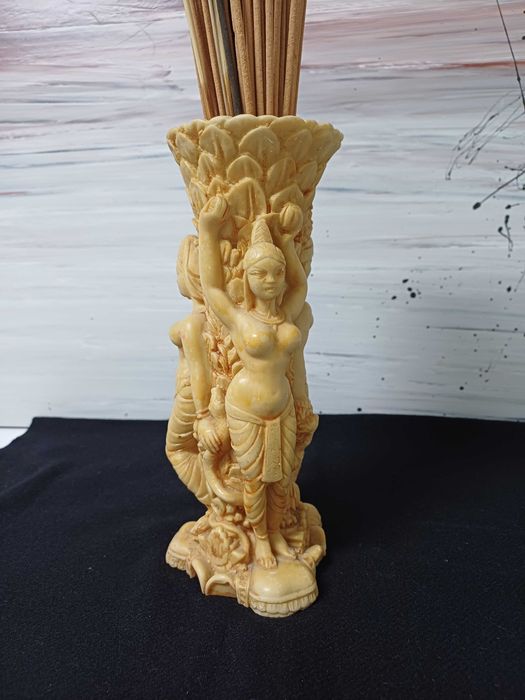 Vaso de resina Indiano esculpido vintage