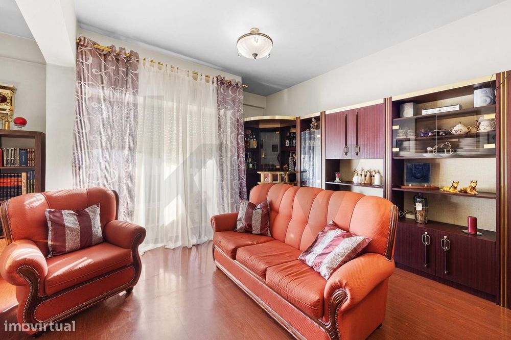 Vende T3 de 110m2 com varanda no Centro da Moita