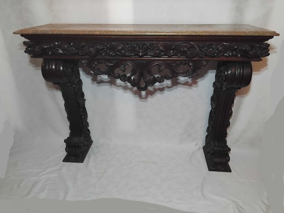 Credencia de madeira talhada