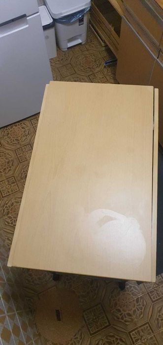 Mesa desdobrável com bancos