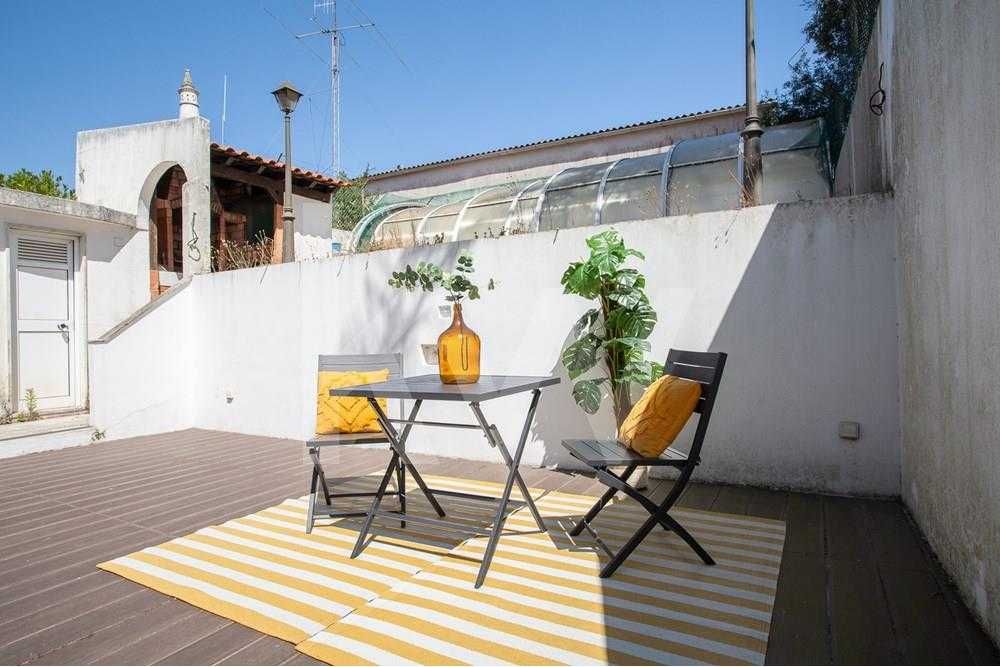 Quarto para Arrendar em Moradia (Reboleira - Águas Livres)