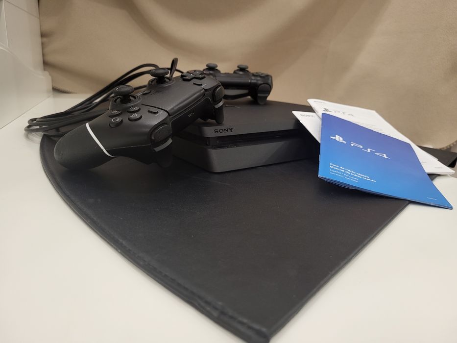 Pack completo da consola PS4 + um comando DUALSHOCK 4 (com um pequeno defeito -> descrição) + um comando compatível para PS4, PS4 slim, PS4 pro e PC