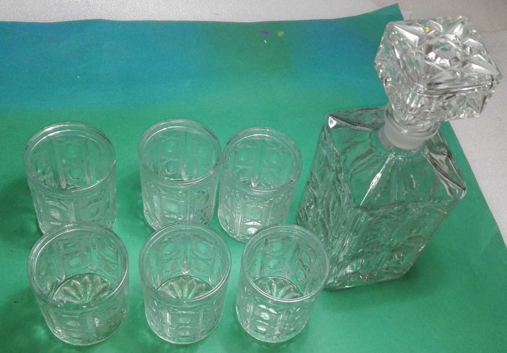 Garrafa quadrada e 6 copos de vidro