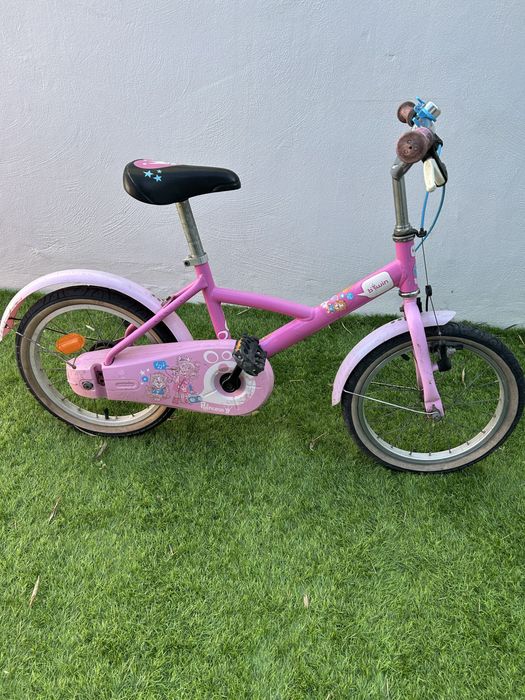 Biciclera de crianca com capacete