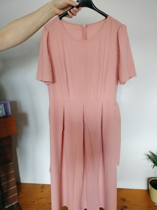 Różowa sukienka z paskiem zamek w tyle
Długość 120 cm
Biust 53 cm
Tali