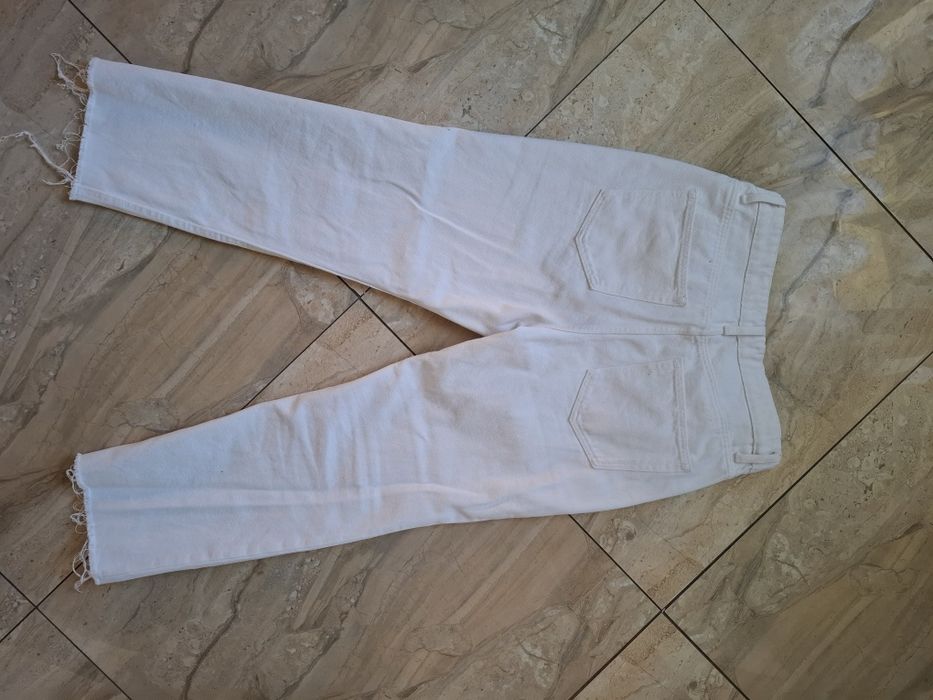 Białe spodnie jeansy straight fit sinsay 40