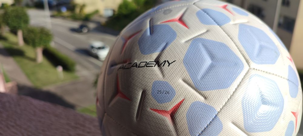 Bola de futebol Nike Academy + 1