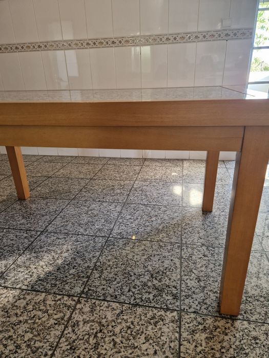 Mesa em Pedra Granito e Madeira