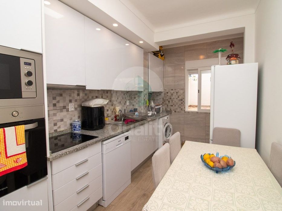 Apartamento R/C t2 remodelado com logradouro na Baixa da Banheira