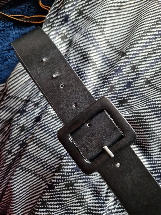 Dzianinowa sukienka midi z plisami i bufiastymi rękawami M