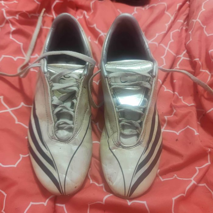 Продам футбольные бутсы