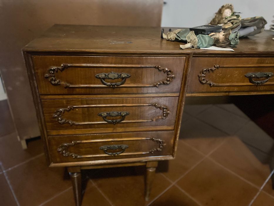 Toucador com 35 anos em madeira maciça, precisa de pequeno restauro