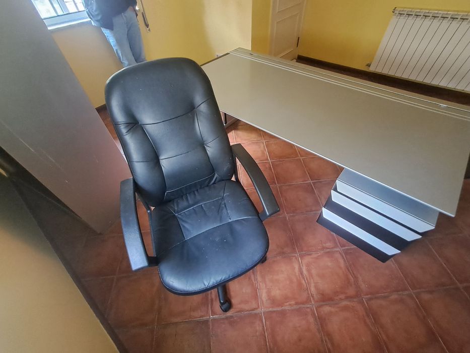 Conjunto de móveis para escritório.