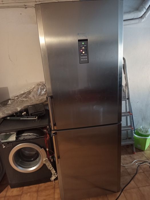 Frigorífico Ariston hotpoint não faz frio com  erro no painel