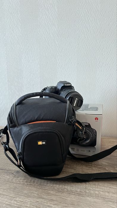 Фотоапарат Canon EOS 200D