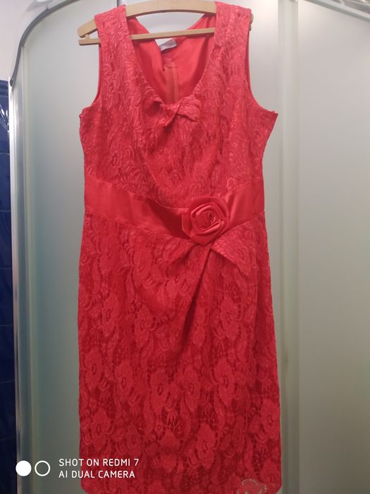 Sukienka wizytowa z koronki