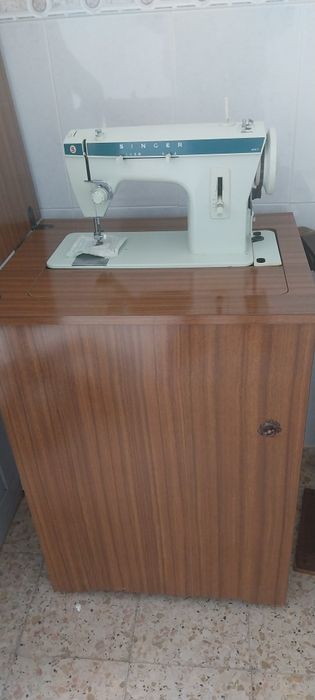 Máquina de costura eléctrica SINGER.