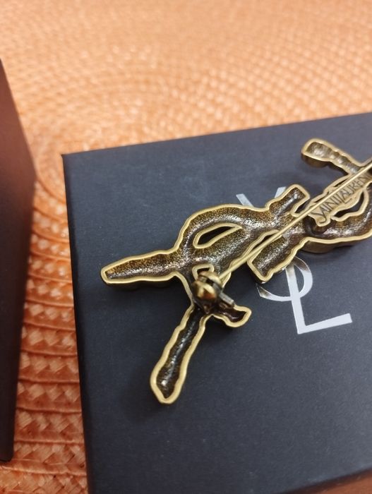 Używana broszka YSL Saint Laurent Paris w kolorze złotym z kamieniami