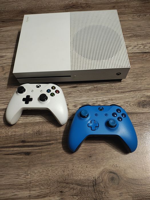 Xbox One S 500GB 2 pady