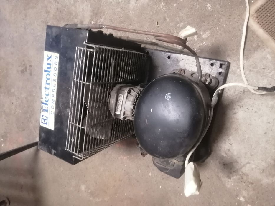 Компресор промисловї холодильних вітрини.