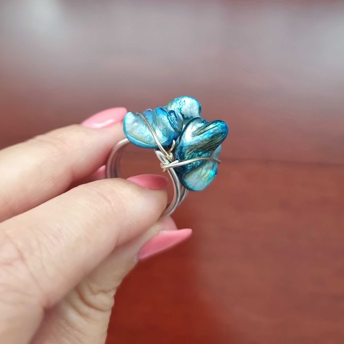 Anel cinzento com detalhes azuis
