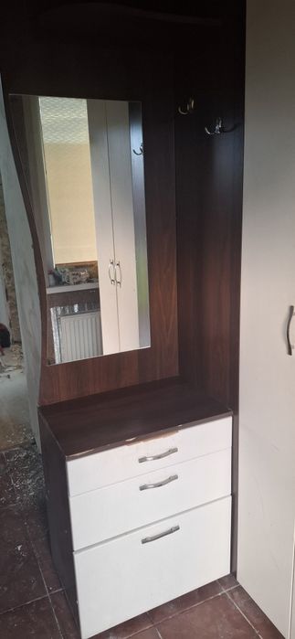 Прихожа бу розміром 102 на 100 см