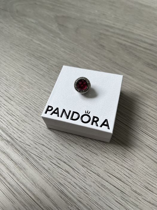 Charms wiśniowy kamień Pandora