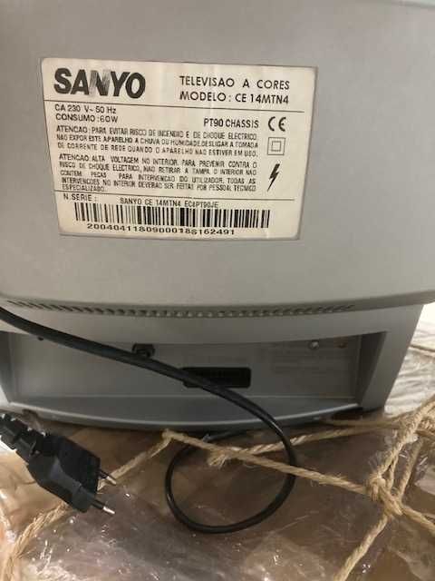 TV Sanyo 14" CE14MTN4 - Perfeita para Games Retrô (Mega Drive, PS1, SNES)