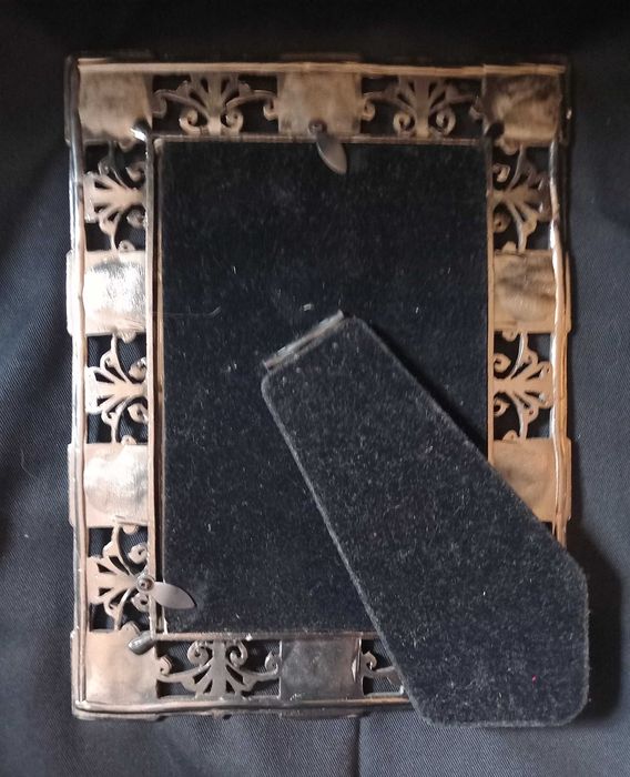 Moldura para fotos ornamentada em metal com madrepérola