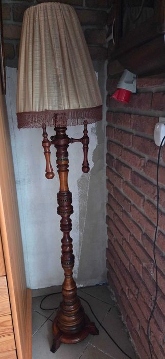 Stara lampa stojąca