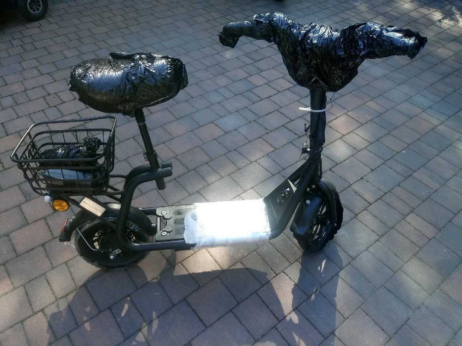 Hulajnoga elektryczna z siedziskiem