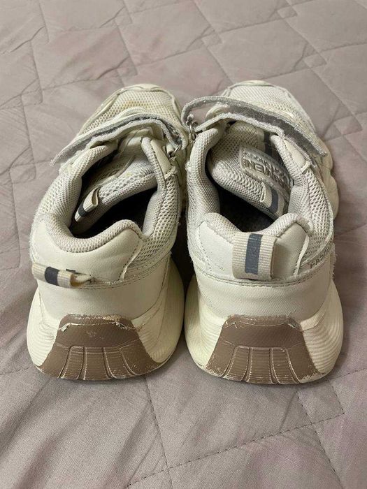 Кроссовки со шнуровкой и липучкой светло-бежевые размер 32