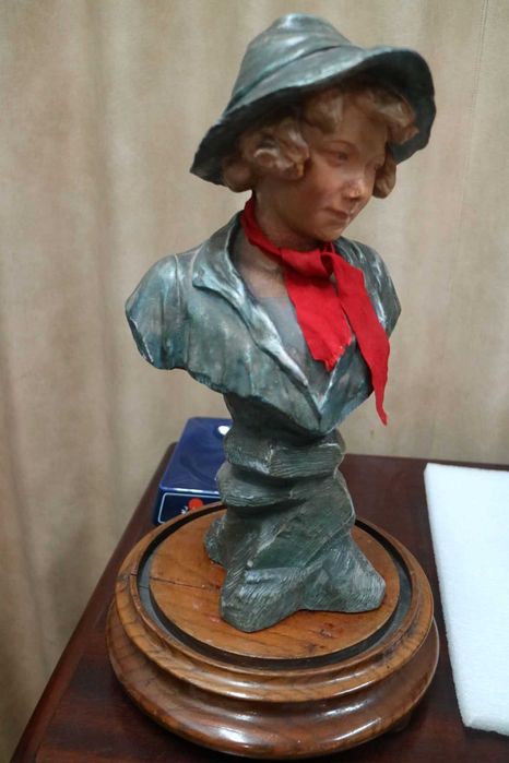 Escultura em Cerâmica  Busto de Menina