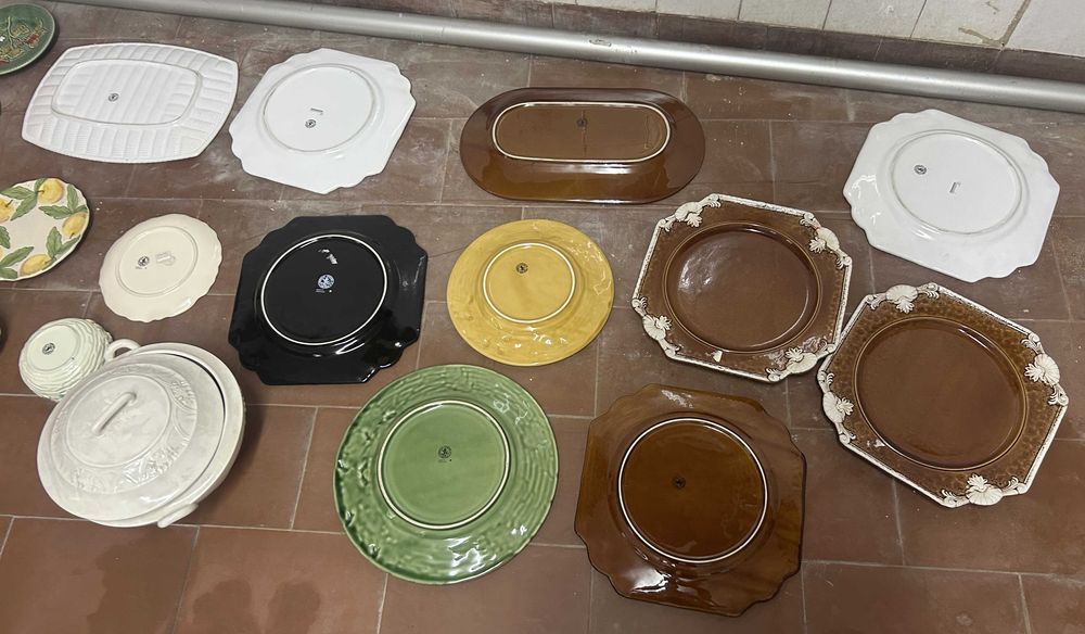 Lote de 23 Peças Cerâmica Bordallo Pinheiro (Vários Estilos e Cores)