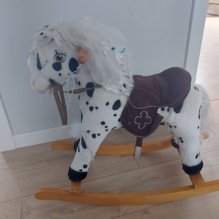 Koń na biegunach wydaje dźwięki