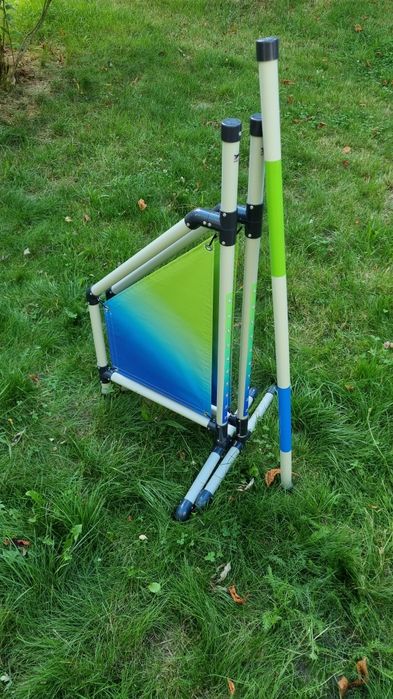 Stacjonata agility z banerem do treningu z psem