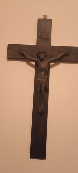 Crucifixo antigo de madeira com Jesus Cristo em metal