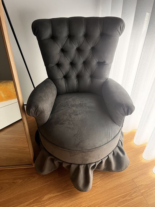 Cadeirão cinzento em veludo – elegante e confortável